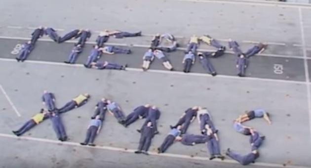 Πολύ γέλιο! “Εκτέλεσαν” το All I want for Christmas σε πολεμικό πλοίο με …τρέλα! (βίντεο)